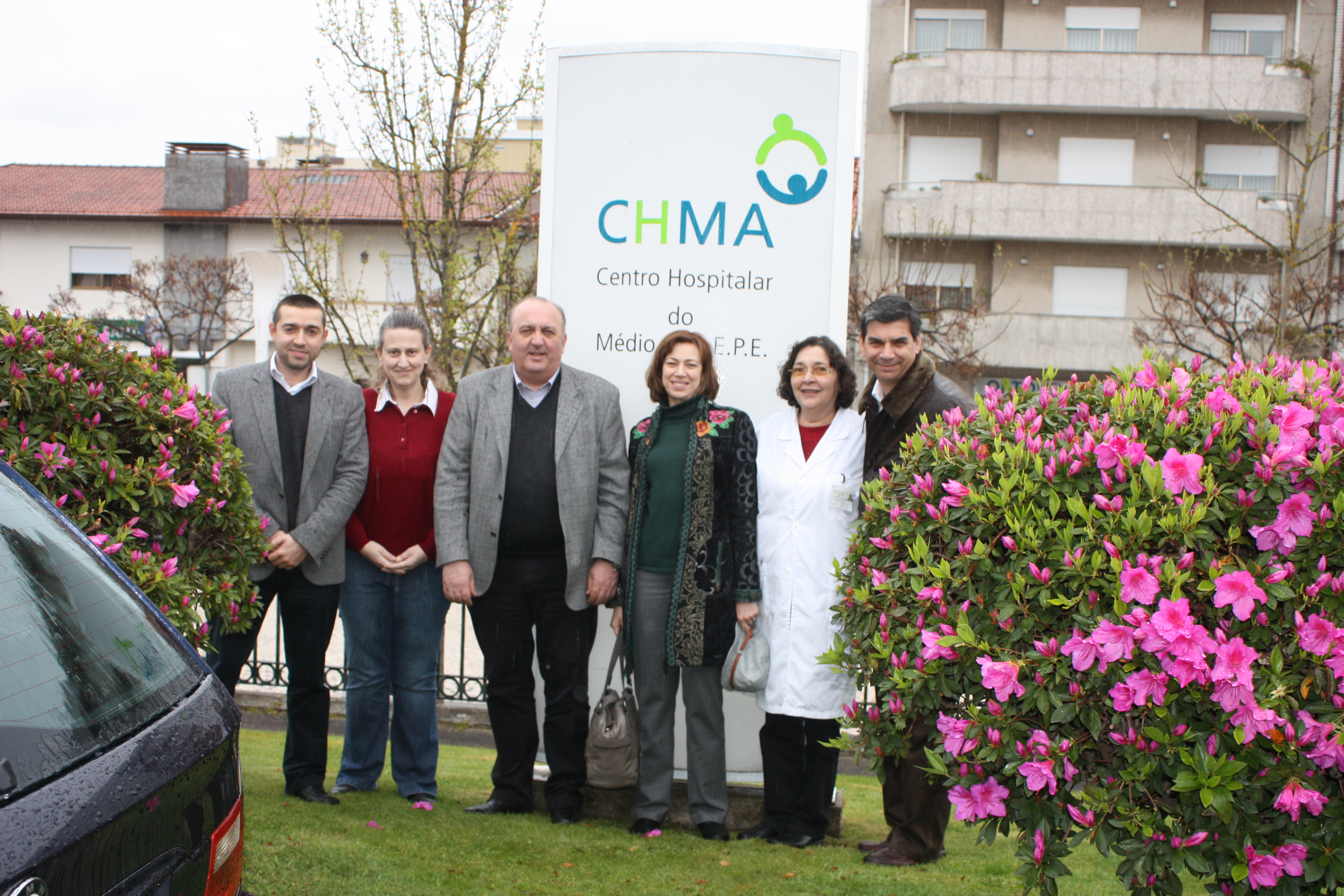 Equipa do CHMA que contribuiu para o sucesso da implementação.
Da esquerda para a direita: Nuno Lucas (Gestor de Projeto), Inês Ribeiro (Grupo Coordenador do SClínico), Américo Afonso (Presidente do Conselho de Administração CHMA), Deolinda Vale (Grupo Coordenador do SClínico), Helena Rodrigues (Diretora Clínica), António Ribeiro (Grupo Coordenador do SClínico)