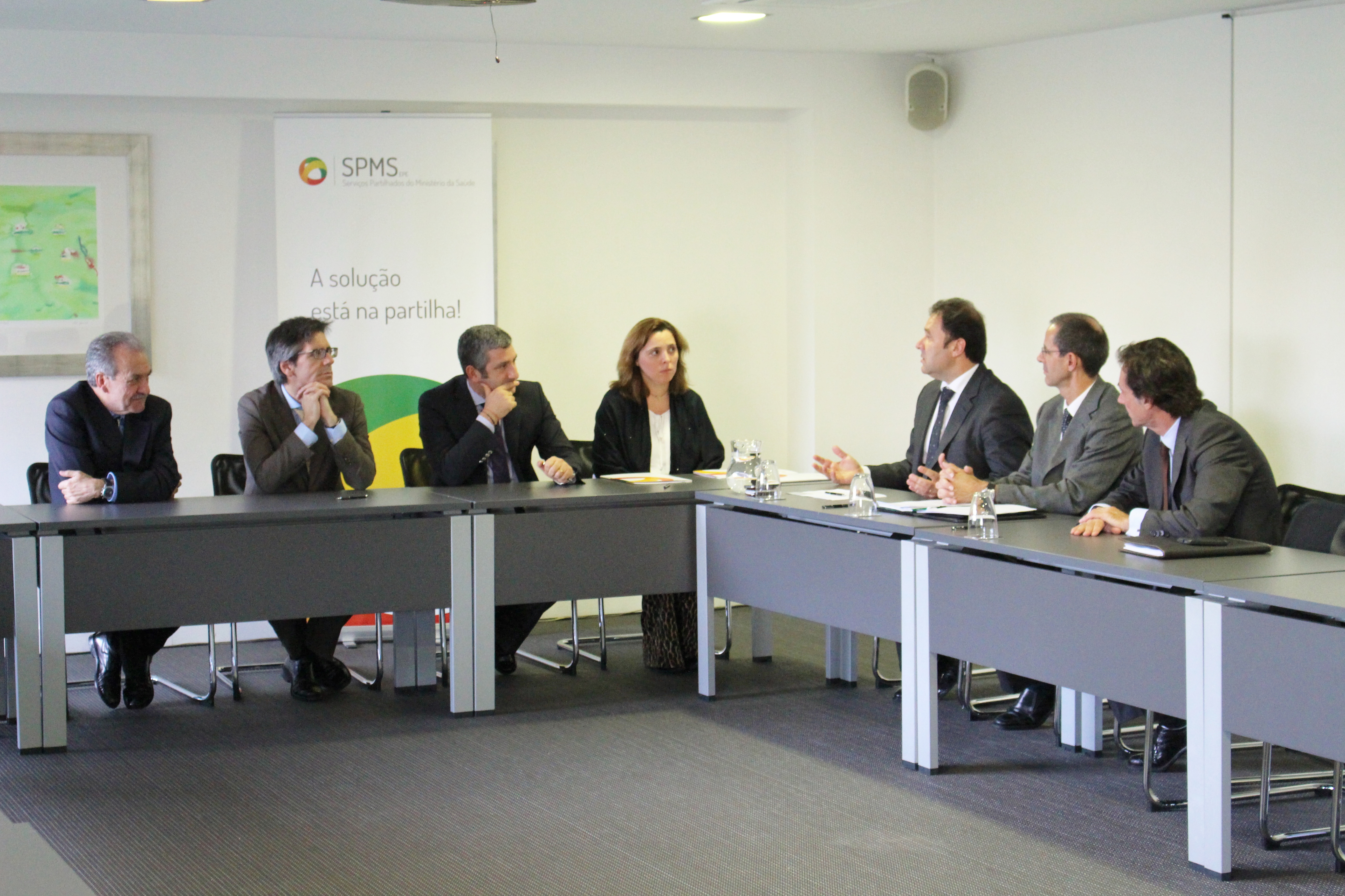 Vogal Executivo, Rogério Rodrigues, Presidente do Conselho de Administração, Henrique Martins, Vogal Executivo da SPMS, Artur Trindade Mimoso e representantes das entidades seguradoras