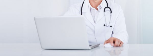 médico com um portátil