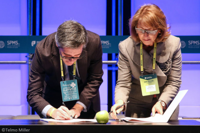 Maria do Ceú Machado, Presidente do Infarmed, e Henrique Martins, Presidente da SPMS, na assinatura do Protocolo a 21 de março, na 2ª edição do “Portugal eHealth Summit”