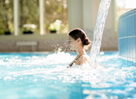 mulher em piscina