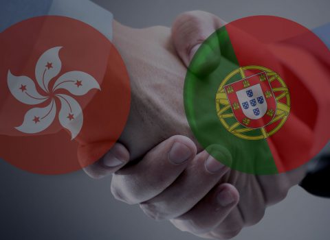 bandeiras de Hong Kong e Portugal com aperto de mão
