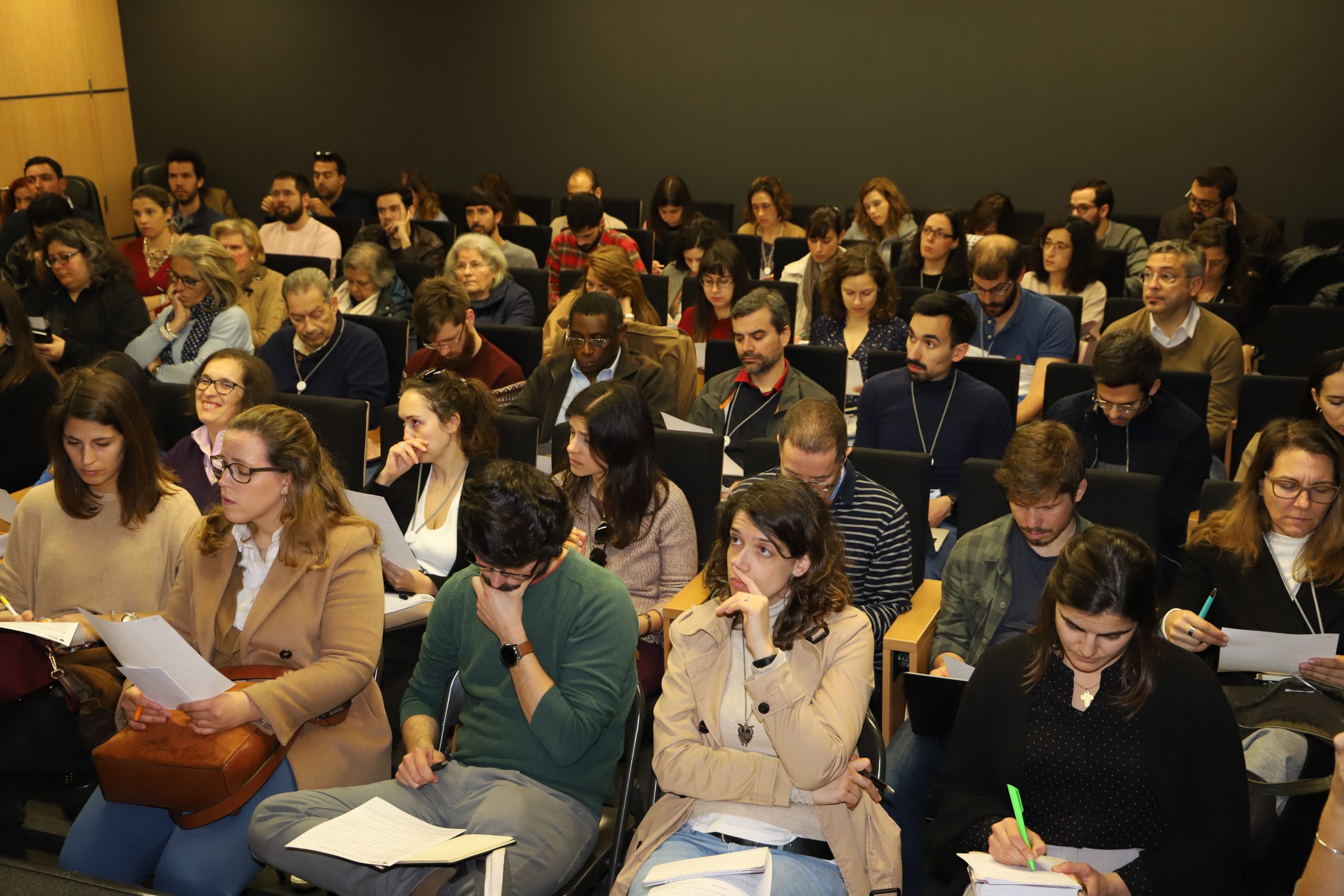 Sessões de esclarecimento sobre COVID-19 para médicos